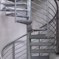 In aller regel geht man von einer treppe im privaten wohnhaus mit maximal 18 stufen aus, sofern man mit typischen geschossdecken zwischen 2,50 und 3 meter kalkuliert. Aussen Treppen