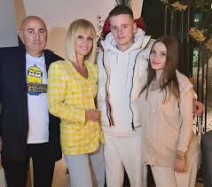 Валерия и иосиф пригожин в прямом эфире на русском радио. Pevica Valeriya Vpervye Stala Babushkoj V Novogodnyuyu Noch