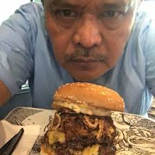 Kiri-kanan: Burger The Great Southern Trendkill, Sabbath Burger, dan Motley  Burg Double