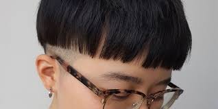 The longer hair curls over or is highlighted against the shorter hair, giving the style a round mushroom shape. People Are Bringing Bowl Cuts Back In Style And It S Giving Us 90s Hair Ptsd
