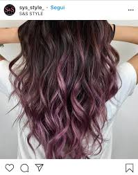 I biondi alla pari dei castani saranno luminosi, tinte monocromatiche si alternano a capelli con balayage color biondo miele. Colore Capelli D Autunno Lo Shatush Viola Sui Capelli Castani Vanity Fair Italia