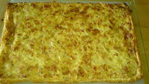 Zwiebelkuchen Auf Blatterteig Mit Speck Rezept Rezept Zwiebelkuchen Zwiebelkuchen Blatterteig