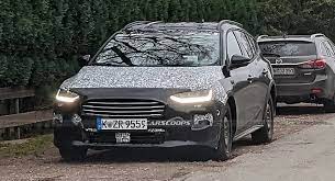 Bugün çıkan görüntülerde ise bu söylentilerin bir nebze gerçek olabileceğini görüyoruz. Facelifted 2022 Ford Focus Active Wagon Spied Wearing A New Front Carscoops