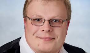 Vier Frauen und fünf Männer wollen das Kelheim-Ticket nach München buchen