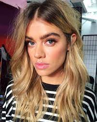 You have to layer it back in for your strands to look rich and shiny — you know, like real hair. This Is The Secret To Making Dark Roots Look Intentional Glamour