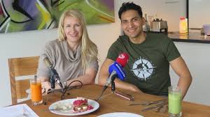 Wegen des verdachts auf volksverhetzung, beleidigung und bedrohung überprüft die staatsanwaltschaft im laufenden ermittlungsverfahren mehr als 1000 äußerungen. Veganes Fruhstuck Mit Attila Hildmann O3 Sendungen
