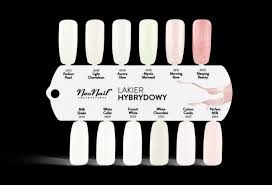 Kolor french perfect milk w odcieniu bieli z delikatną, ciepłą, różową nutą daje półtransparentne krycie dzięki czemu idealnie nadaje się do manicure kolor french perfect milk to odcień bieli z odrobiną ciepłego różu. Nr Kat Snl2863 Lakier Hybrydowy Uv 6 Ml Perfect Milk