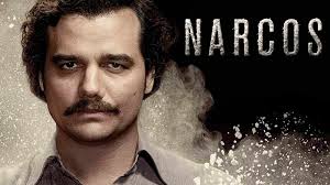 Luis gnecco, wagner moura w serialu narcos (2015). Narcos 1x01 Der Niedergang Descenso Mit Episodenkritik