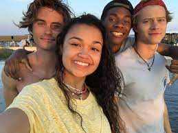 The group arrived in glam. Madison Bailey Talks About Outer Banks Season 2 Popsugar Entertainment