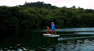 Publié le 16 mai 2019. Lift Efoil Une Planche De Surf Electrique Pour Voler Au Dessus De L Eau Gadget High Tech Hello Design Mag