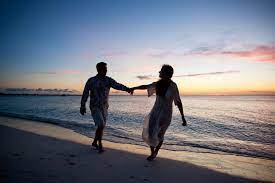 Romantic Couples On The Beach Love Scavenger Discovering Romantic Spots In Mission Bay Romantic Beach Romantic Beach Photos Romantic Places