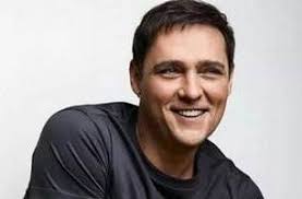 Он соглашается и в конце декабря впервые выходит на сцену как. Yurij Shatunov Teksty Pesen Albomy