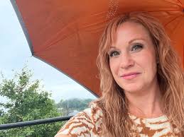 Are you an umbrella ☔️, rain jacket 🧥, or a make-a-run-for-it person 🏃‍♂️  in the rain!?! For me, it depends