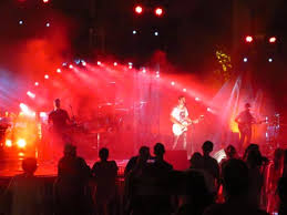 C'est juste le symbole d'une sortie de secours, pas un panneau de direction. Les Rubettes Des Hommages A Telephone Joe Cocker Mais Aussi De Grands Orchestres Pour La Fete De Rousset 2016 Reportages