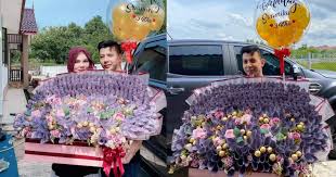 Jadi tugas andalah untuk mengembirakan dia. Hadiah Hari Jadi Untuk Isteri