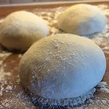 Italiensk pizza har helt flat bunn. Italiensk Pizzabunn Tessaswoodenspoon