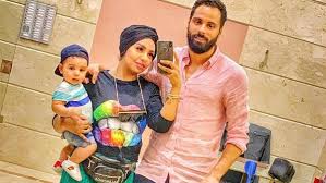 كشفت وثيقة تعود لوزارة المالية السورية عن الحجز الاحتياطي على أموال رجل الأعمال السوري رامي مخلوف وأولاده وزوجته، الأموال المنقولة وغير المنقولة. Ù…Ø­Ù…ÙˆØ¯ Ø¬Ù†Ø´ ÙŠÙ†Ø´Ø± ØµÙˆØ±Ø© Ø¬Ø¯ÙŠØ¯Ø© Ø¨ØµØ­Ø¨Ø© Ø²ÙˆØ¬ØªÙ‡ ÙˆØ£ÙˆÙ„Ø§Ø¯Ù‡