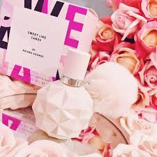 𝐒𝐖𝐄𝐄𝐓 𝐋𝐈𝐊𝐄 𝐂𝐀𝐍𝐃𝐘. 🩷🍭🍬 ARIANA GRANDE VERSION DE FRAICHE  EDICION LIMITADA ✨ 🍨El perfume Sweet Like Candy de Ariana Grande es una  fragancia encantadora que combina notas afrutadas y jugosas con toques