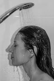 Junges Schönes Mädchen Mit Dem Langen Haar, Nackt, Eine Dusche Nehmend Und  Waschen Ihren Kopf Stockbild - Bild von haar, leute: 86687005