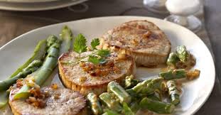 Du rôti de veau émincé, cuit dans son jus, dressé sur une savoureuse sauce aux asperges liées. Recette De Grenadins De Veau Aux Asperges