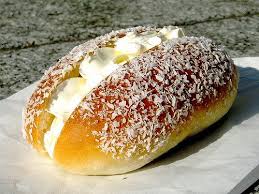 Butter Cream Bun Patisserie Harmonie Montreal Qc Canada 5793 Cream Bun Sweet Buns Food