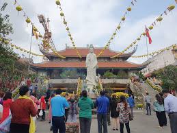 Việt nam quốc tự hiện là trụ sở mới của ban trị sự thành hội phật giáo thành phố hồ chí minh thuộc giáo hội phật giáo việt nam (trụ sở cũ là chùa ấn quang). Cáº­n Cáº£nh Viáº¿ng Chua VÄ©nh Nghiem Viá»‡t Nam Quá»'c Tá»± PhÆ°á»›c Háº£i Ráº±m Thang Gieng Bao NgÆ°á»i Lao Ä'á»™ng