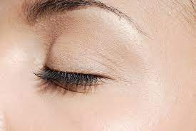 Geschlossenes Auge einer Frau, Close Up – Bild kaufen – 11377035 ❘ Image  Professionals