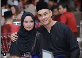 Beliau berhijrah ke malaysia dan mula dikenali selepas berlakon dalam beberapa drama televisyen seperti memori cinta suraya, sayap jibrail, ariana rose dan gerak khas. Selesaikan Masalah Behind The Close Door Usah Libatkan Orang Ketiga Seperti Keluarga Hisyam Hamid Utamakan Komunikasi Jaga Hubungan Rahsia Rumah Tangga Bahagia Keluarga