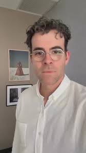 I imagine that this is similar to whether or not Threads throttles links.  It doesn't EXPLICITLY, but posts that say "link in bio" in Instagram  probably tend to be less engaging; same