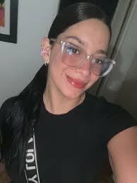 Sigue habitando en mí esa niña que sueña, crea, ríe y se emociona con  intensidad 👧🏻💫 Hace tiempo decidí volver por ella, ayudar a sanar sus  heridas y tratarla con el amor