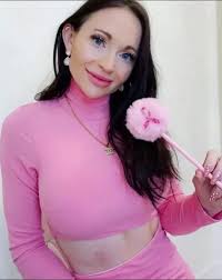 Plastic surgeon refused to call 911 as wife had seizure after suturing her  own skin