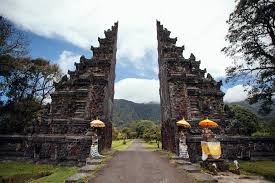 Nama rumah adat provinsi bali identik dengan sebutan gapura candi bentar. Melihat Fungsi Candi Bentar Dalam Arsitektur Bali Kintamani Id