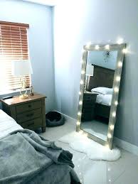 Cara menata kamar tidur yang baik dan nyaman adalah hal yang patut untuk kita pertimbangkan.contohnya saja untuk desain kamar tidur utama yang tentunya di desain khusus dengan berbagai perabotan atau furniture kamar utama. Contoh Desain Cermin Dinding Yang Cantik Dan Bisa Ditiru Solusiruma Com