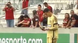 Polish your personal project or design with these goleiro transparent png images, make it even more personalized and more attractive. Video Cena De Goleiro Do Atletico Pr Com Celular Repercute Na Internet