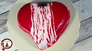 Setacciare il cacao e mescolarlo con lo zucchero, mettere in un pentolino, unire l'acqua e la panna continuando a mescolare. Come Preparare La Glassa A Specchio Colorata Guide Di Cucina