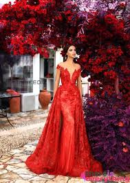 Mermaid dress with cathedral veil. There Is Everything Latest News And The Most Beautiful Photos Everything About Stars Fashion Beauty Love Psychology Children And Health Red Wedding Gowns Red Wedding Dresses Mermaid Evening Dresses