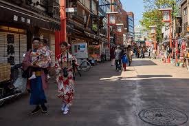 It's reached via a long, rambling forest path marked by towering torii (entrance gates). Sich Die Zukunft Im Senso Ji Tempel In Asakusa In Tokyo Vorhersagen Lassen Little Discoveries