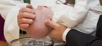 Là, l'enfant criait beaucoup et il fallait que je lui tourne la tête pour faire couler l'eau. Un Pretre Gifle Un Enfant Pendant Un Bapteme Video Forum Collector Radio