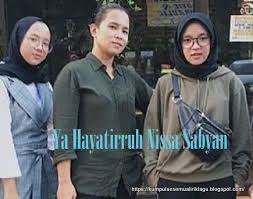 Lirik ya hayatirruh (teks latin) ya hayatirruh, ya syafi' lilmala aghist fatan majruhan min kharri ladho ya man fil ma'adi tasyfi' liljami'i anilni murodi bijahika rofi'i. Lirik Lagu Ya Hayatirruh Dan Terjemaahan Nissa Sabyan Lirik Lagu Populer