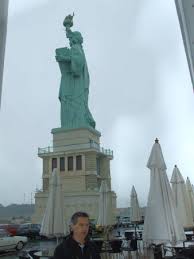 No brasil, a havan tem instalado réplicas nas unidades espalhadas pelo país. Estatua Da Liberdade Havan Barra Velha Sc Vista Do Morro Do Cristo Picture Of Estatua Da Liberdade Barra Velha Tripadvisor