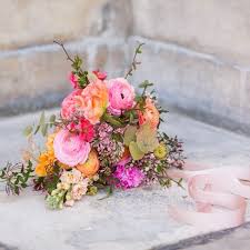 Il se compose d'une dizaine de pivoines roses. Bride Bouquet With Peonies Ranunculus