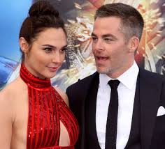 The Actress And Her Co Star Chris Pine Pose For The Cameras Gal Gadot Wonder Woman Movie Chris Pine