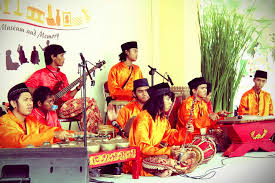 Gambang merupakan alat musik gamelan yang cara memainkannya dengan dipukul menggunakan alat khusus berama tabuh. Gambang Kromong Kesenian Musik Tradisional Dari Betawi Cinta Indonesia