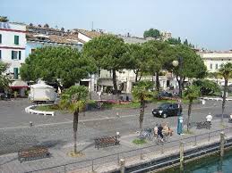 Insieme alle attuali piazza caduti della libertà e piazza gramsci, che la contornano, costituiva infatti allora come oggi il cuore piazza matteotti piazza matteotti. Piazza Matteotti Bild Von Hotel Giardinetto Desenzano Del Garda Tripadvisor