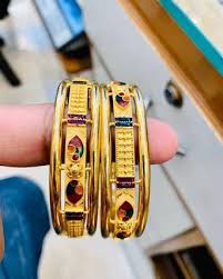 Staying true to our ethereal aesthetic, our bangles naturally accentuate your wrists with stunning opulence. Women S Gold Kangan Designs Aggarwal Jewellers Ratia