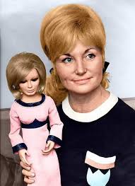 In case you wondered how big the Thunderbird puppets were … (Yes, they were  puppets … story to spoil the illusion 😎) Here is Parker and Lady Penelope  … FAB.