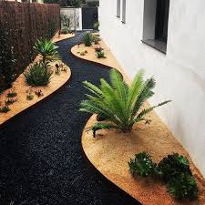 Vialetto Con Ciottoli Neri Idee Giardino Moderno Progettazione Giardino Di Casa Idee Giardino