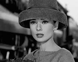 En blanco y negro audrey hepburn GIF en GIFER