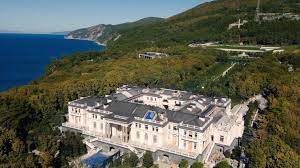 Vladimir putin visits the usa house. Putin S Palace Builders Story Of Luxury Mould And Fake Walls Bbc News