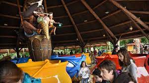 De attractie met een kannibaal met een pollepel door de neus en ronddraaiende kookpotten wordt aangepast naar het thema sindbad de zeeman. Rmwzyuuppk5zbm